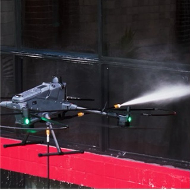 Drone da BroWash limpando janela