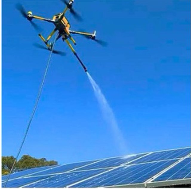 Drone da BroWash limpando placa fotovoltaica